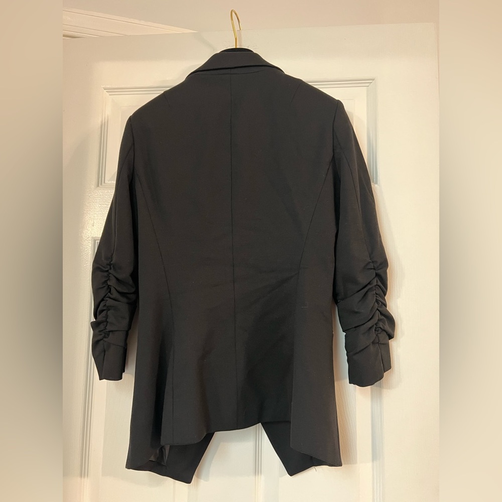 Gorgeous Elizabeth and James Blazer 
Size 6 Black scrunched sleeves long front - Picture 2 of 12